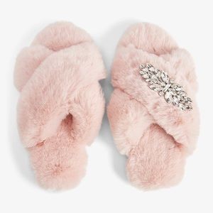 Bridal Party 👰🏻‍♀️ Small 5/6 Detachable brooch Express slippers